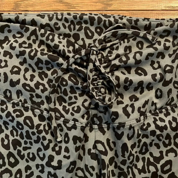 PINK Victoria’ Secret Black and Grey Leggings with Cinched Drawstring Waist - Picture 2 of 5